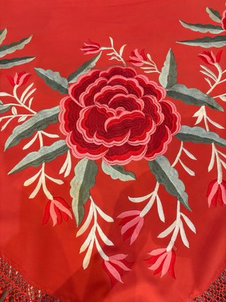 Mantoncillo Cantillana Bordado Flores Rojo