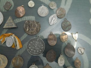 Lote muchas medallas religiosas varias epocas