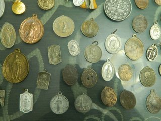 Lote muchas medallas religiosas varias epocas