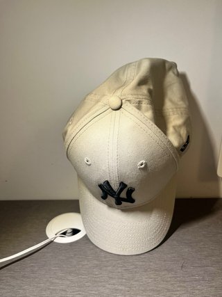 Gorra New Era NY Beige y Negra