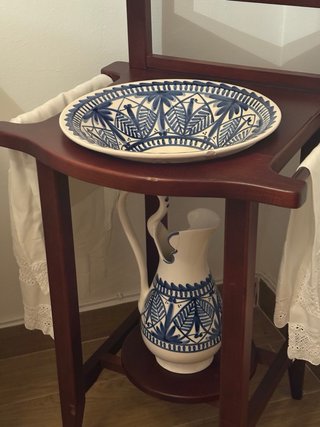 Lavabo palanganero de madera y cerámica