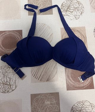 Top bikini azul marino con aros