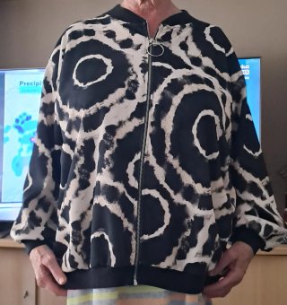 Chaqueta bomber estampada mujer
