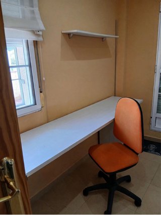 Escritorio blanco y silla naranja