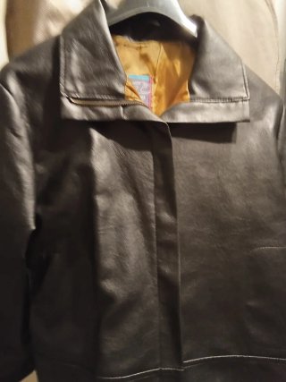Chaqueta de cuero negro con forro dorado Impecable