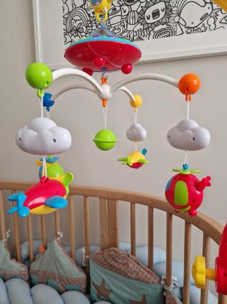 Móvil para cuna con juguetes, musica y luces