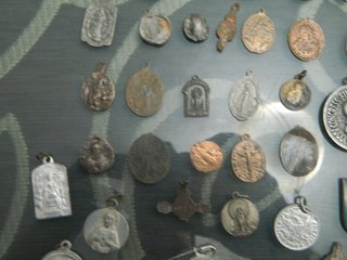Lote muy variado de medallas religiosas diverso