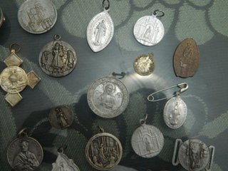 Lote muy variado de medallas religiosas diverso