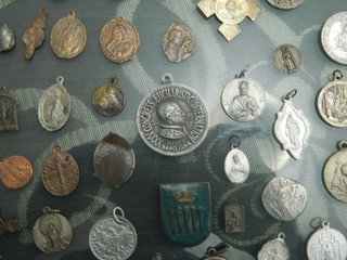 Lote muy variado de medallas religiosas diverso
