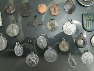 Lote muy variado de medallas religiosas diverso