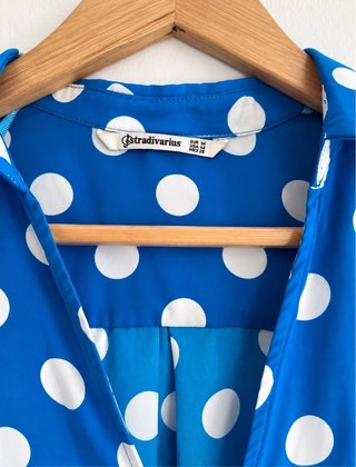 Blusa Stradivarius lunares azul y blanco