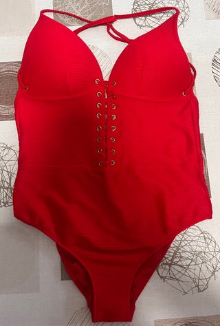 Bañador rojo con cordones y espalda cruzada