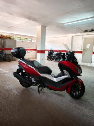 Sym Cruisym 300 Maxi Scooter Roja y Negra