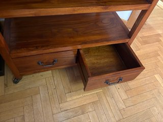 Mueble bar de madera con ruedas