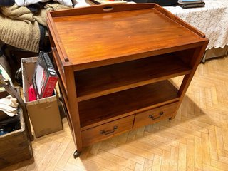 Mueble bar de madera con ruedas