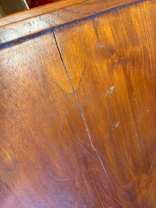 Mueble bar de madera con ruedas