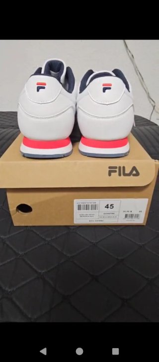 Zapatillas Fila Blancas y Rojas