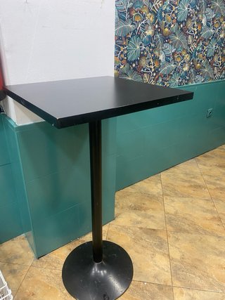 Mesa alta de bar de metal y madera