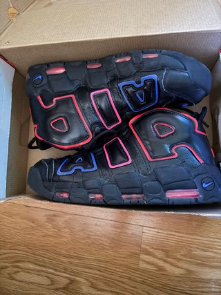 Nike Air More Uptempo Negro Azul Rosa