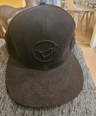 Gorra plana negra con logo marca Korda