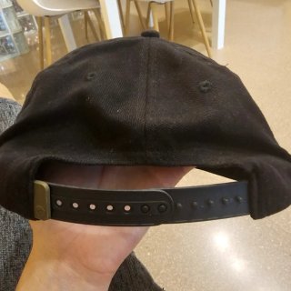 Gorra plana negra con logo marca Korda