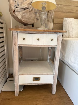 Mesita de noche de madera maciza