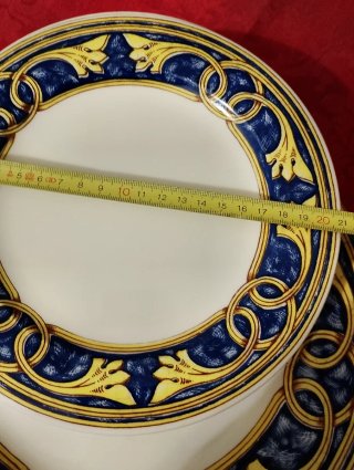 Juego de platos decorados azul y dorado