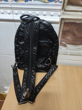 Bolso Mochila Negro con Tachuelas