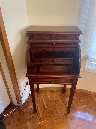 Escritorio clásico de madera marrón