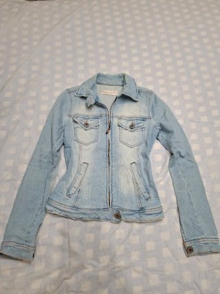 Chaqueta vaquera Bershka entallada elástica