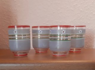 Set di 4 piccoli bicchieri antichi decorati