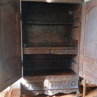 Armario antiguo de madera tallada