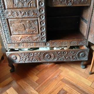 Armario antiguo de madera tallada