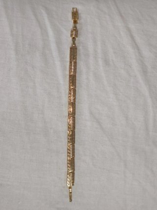 Pulsera dorada con dijes