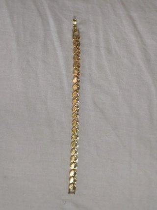 Pulsera dorada con dijes