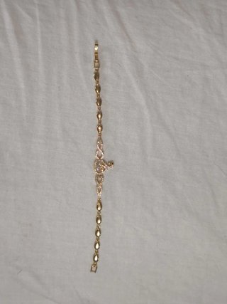 Pulsera dorada con dijes