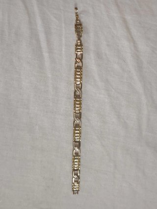 Pulsera dorada con dijes