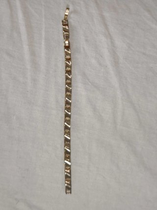 Pulsera dorada con diseño griego
