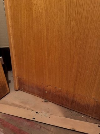 Puerta doble de madera con cristales