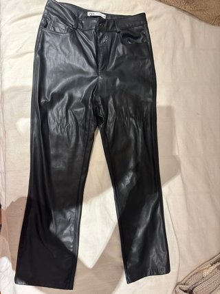 Pantalones efecto piel Zara Talla M