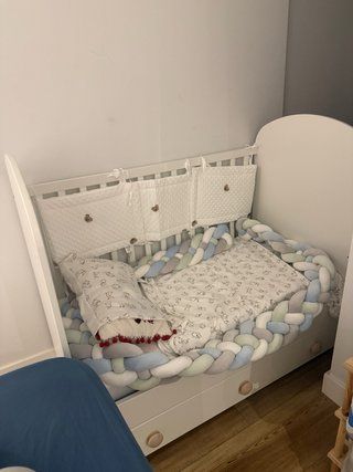 Cuna de bebé blanca con cajón