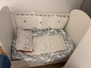 Cuna de bebé blanca con cajón