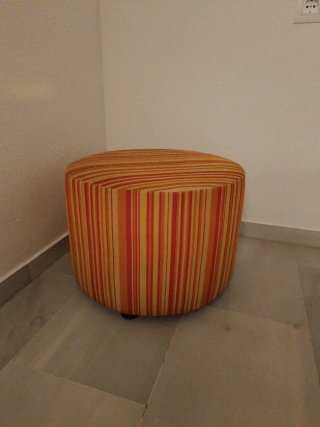 Puf redondo tela rayas naranja y amarillo