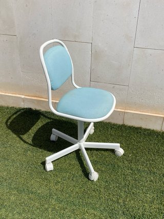 2 Sillas de escritorio infantil azul iguales