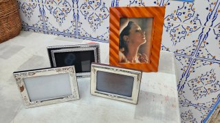 Varios marcos de fotos en plata y madera