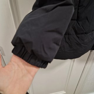 Abrigo acolchado negro con capucha