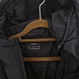 Abrigo acolchado negro con capucha