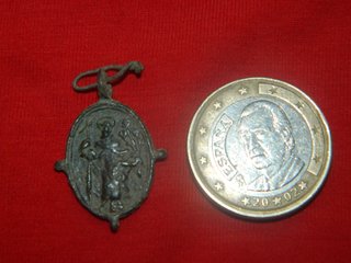 Medalla religiosa Siglo XVII Santo cruz en mano.