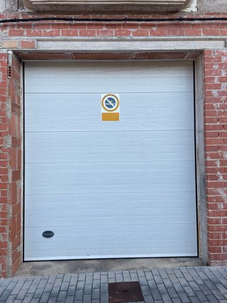 Puerta de garaje seccional blanca