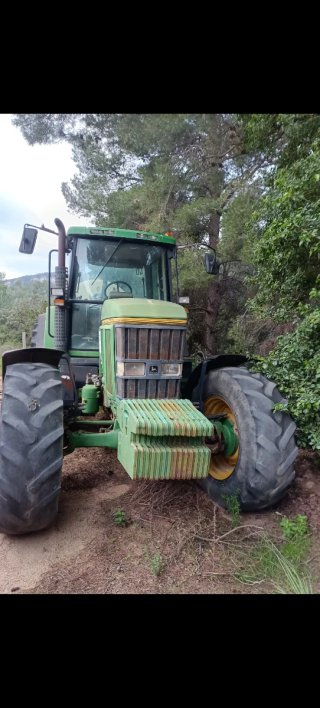 Tractor John Deere 7700 con cuba Gili